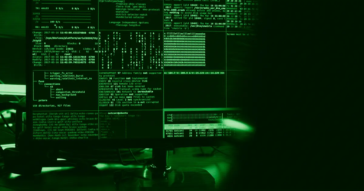 Primer plano de un monitor mostrando un intento de hackeo de un sistema