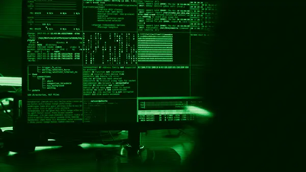 Primer plano de un monitor mostrando un intento de hackeo de un sistema