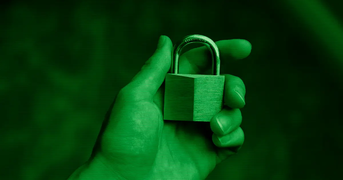 Una mano sosteniendo un candado, símbolo de la ciberseguridad