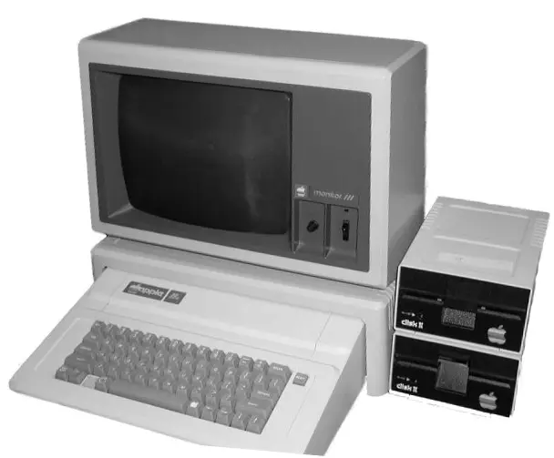 Apple IIe de 1983 con teclado original, Monitor III y dos unidades Disk II
