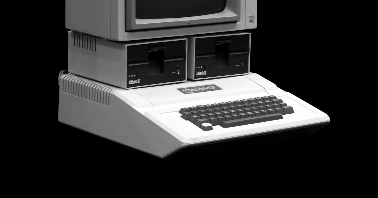 Ordenador Apple II con monitor y dos unidades de disquete Disk II