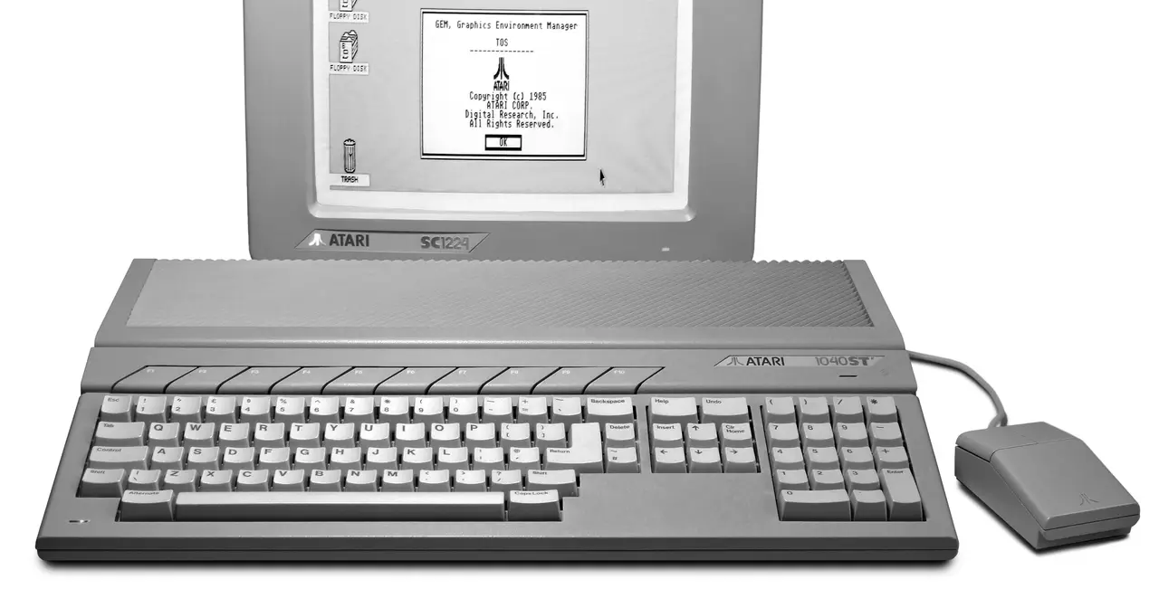 Ordenador Atari 1040STF de 16 bits de 1986, con teclado integrado y unidad de disquete