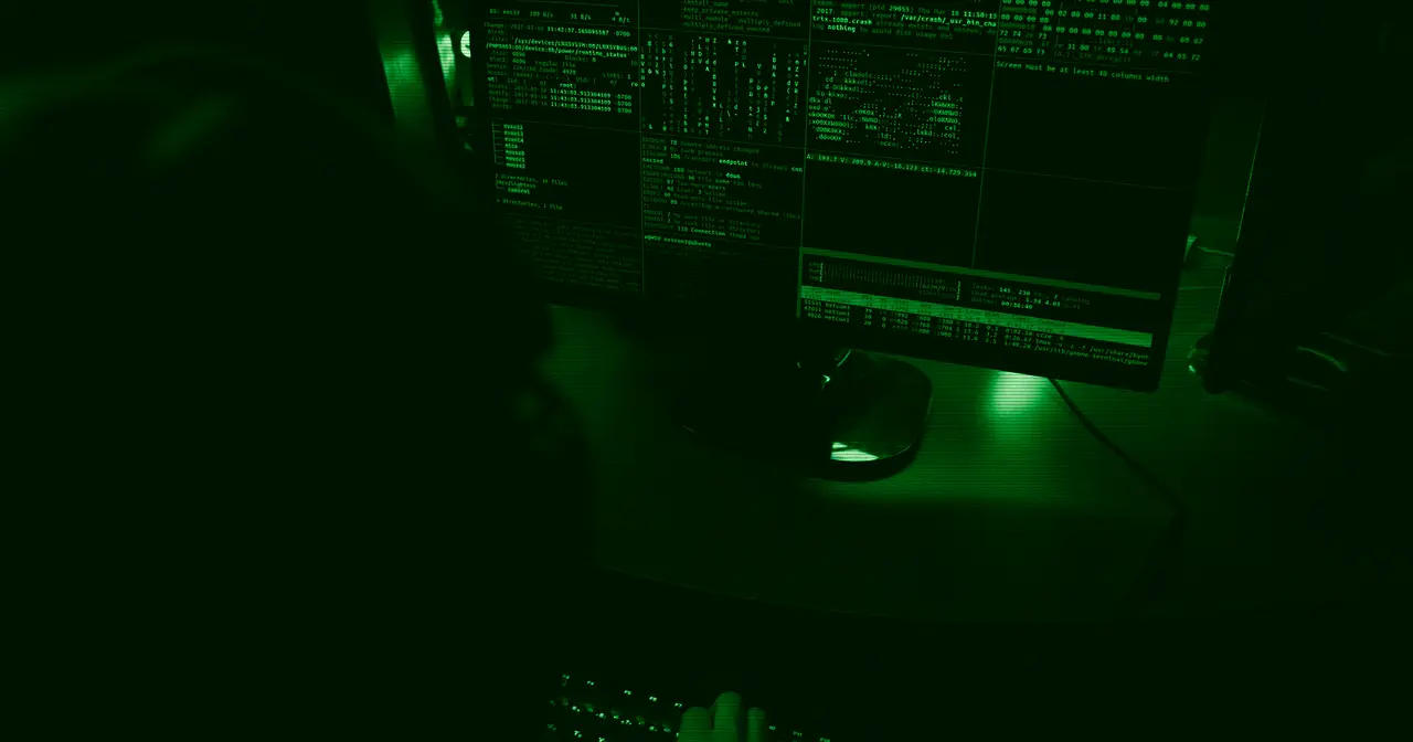 Código fuente sobre una pantalla oscura, evocando un terminal de desarrollo web
