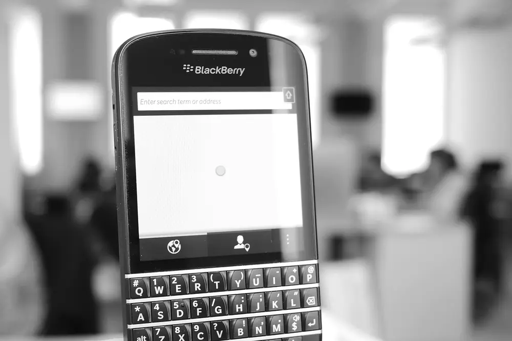 BlackBerry Q10 negro con teclado QWERTY físico bajo la pantalla