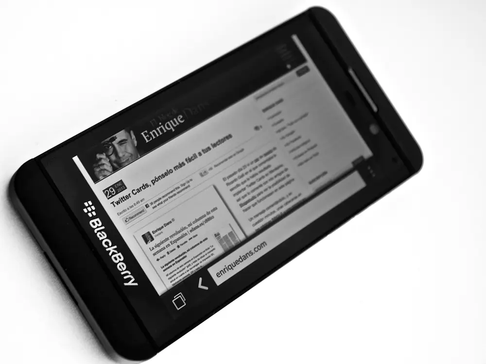 BlackBerry Z10 con pantalla táctil completa, visto de frente