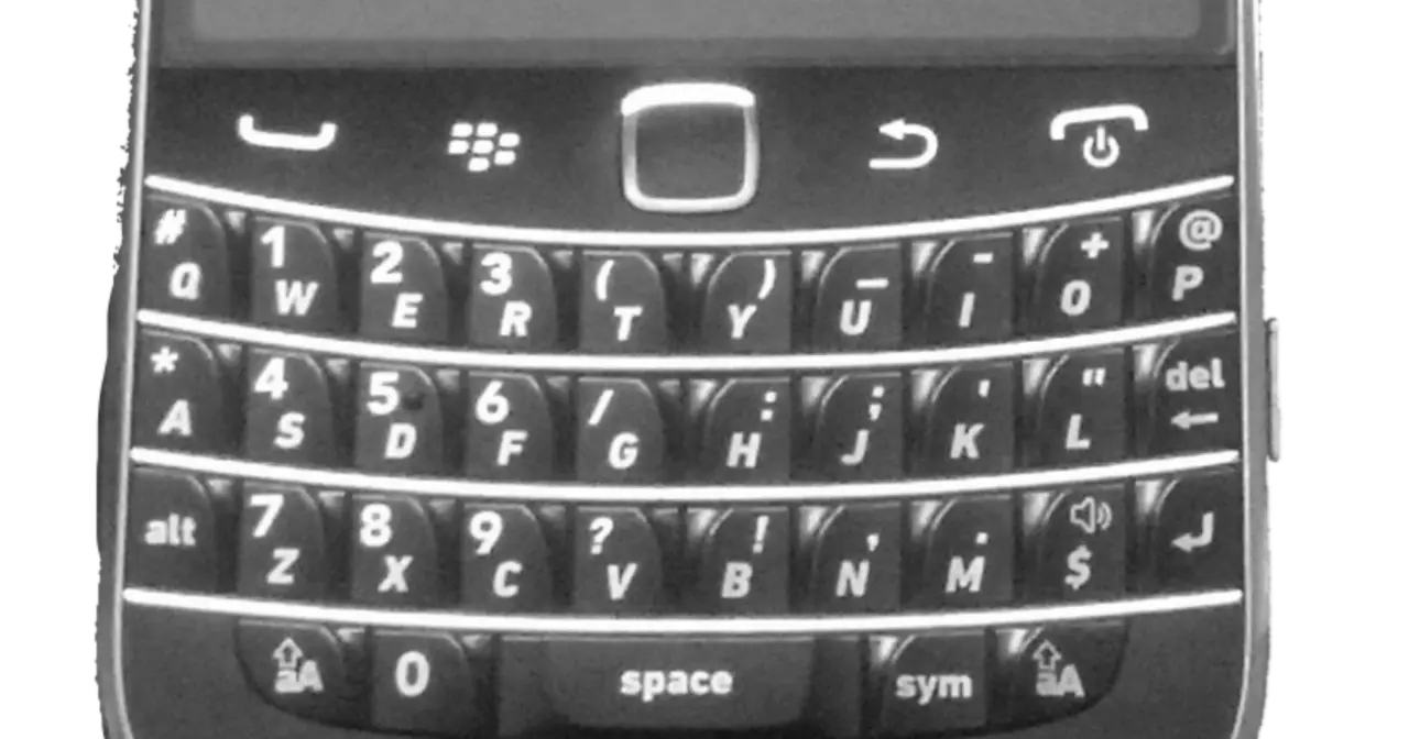 Smartphone BlackBerry Bold 9900 negro con teclado QWERTY físico visto de frente