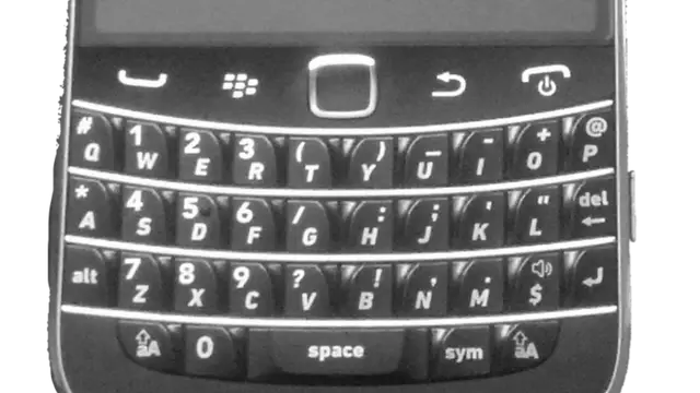 Smartphone BlackBerry Bold 9900 negro con teclado QWERTY físico visto de frente