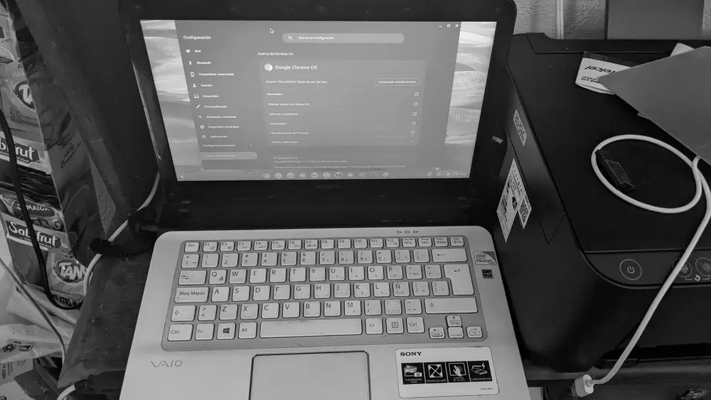 Un viejo portatil Sony Vaio reutilizado ejecutando ChromeOS Flex