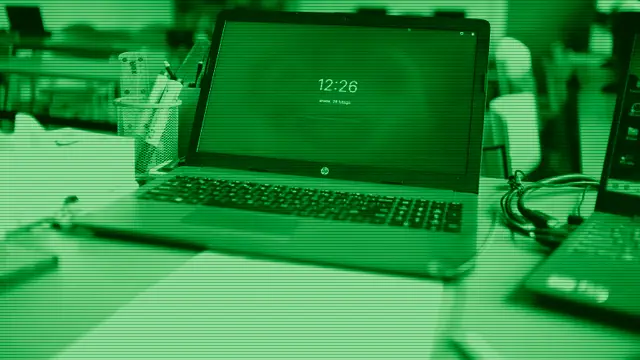 Un portatil ligero abierto sobre un escritorio minimalista, evocando la experiencia de un Chromebook