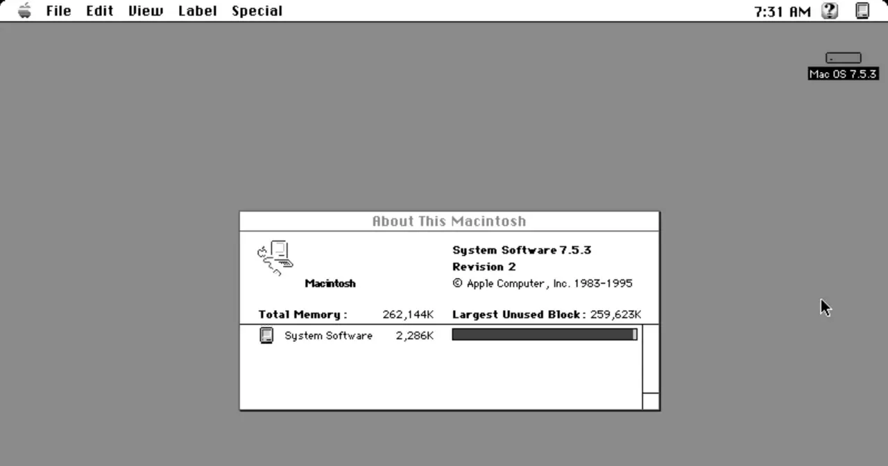 Escritorio del Mac OS clásico con System 7 mostrando el Finder, iconos y la barra de menús