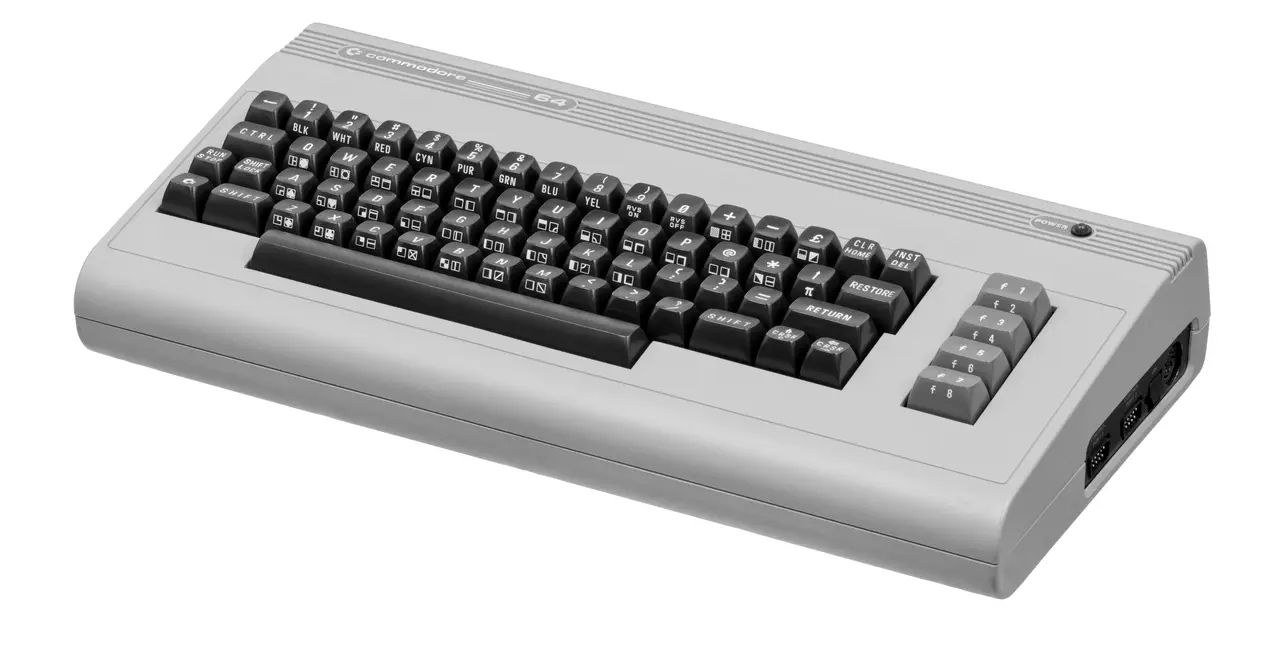 Ordenador doméstico Commodore 64 de 8 bits, con su carcasa beige y teclado integrado