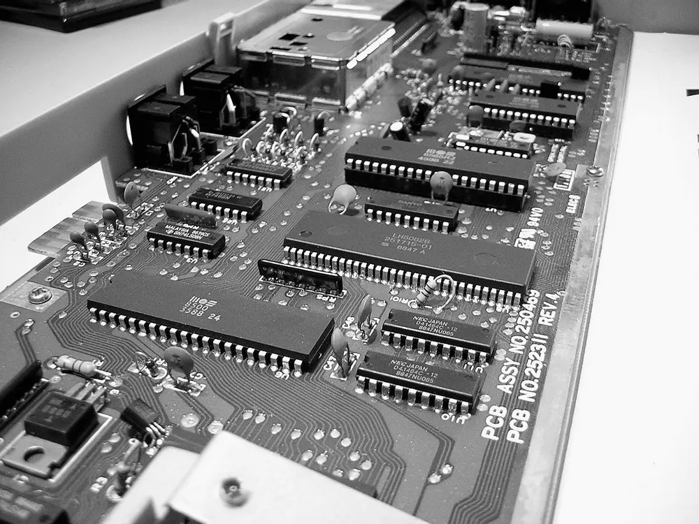 Placa base de un Commodore 64C con sus circuitos integrados y chips a la vista