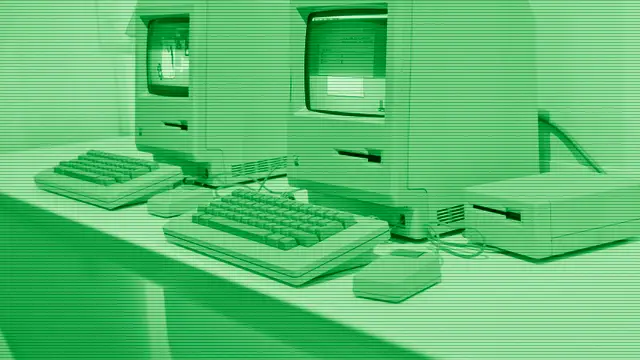 Ordenador antiguo de Apple sobre un escritorio en penumbra, evocando la herencia del Mac