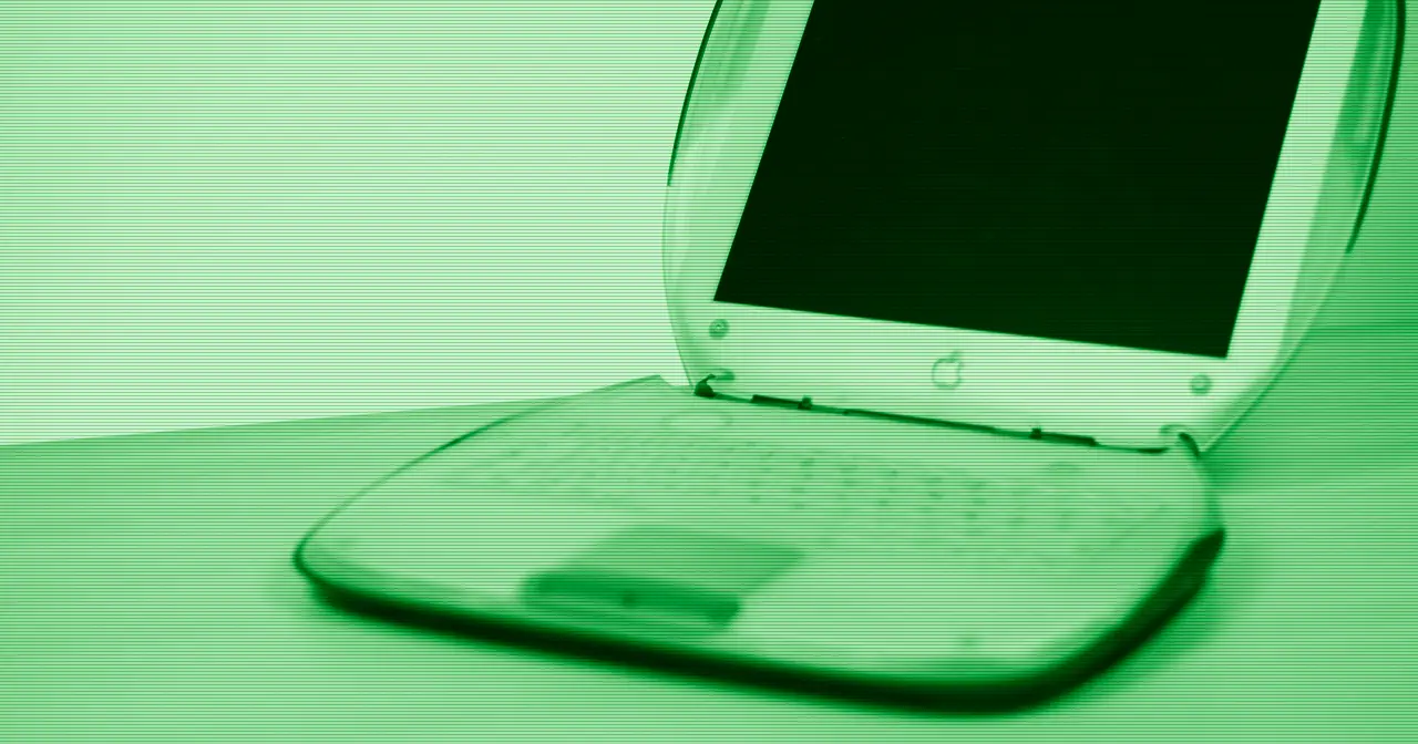 Portátil antiguo sobre una mesa, listo para revivir con una distro Linux ligera