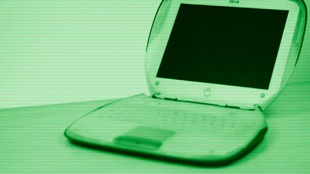 Portátil antiguo sobre una mesa, listo para revivir con una distro Linux ligera