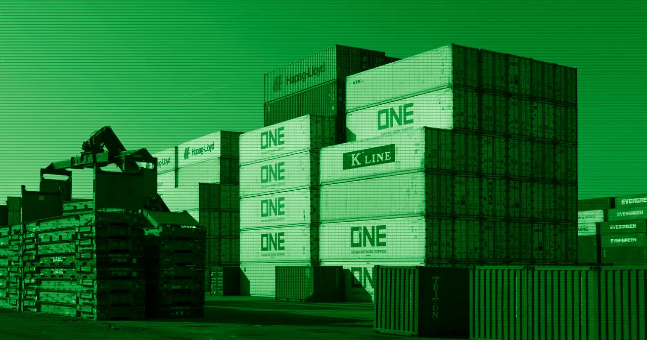 Contenedores de carga apilados en un puerto, metáfora de los contenedores de software