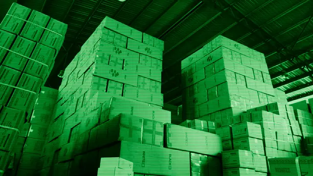 Cajas apiladas en un almacén como metáfora de los paquetes de software de Linux