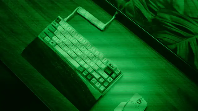 Ordenador con un escritorio Linux moderno, ilustrando la comparativa entre GNOME y KDE Plasma