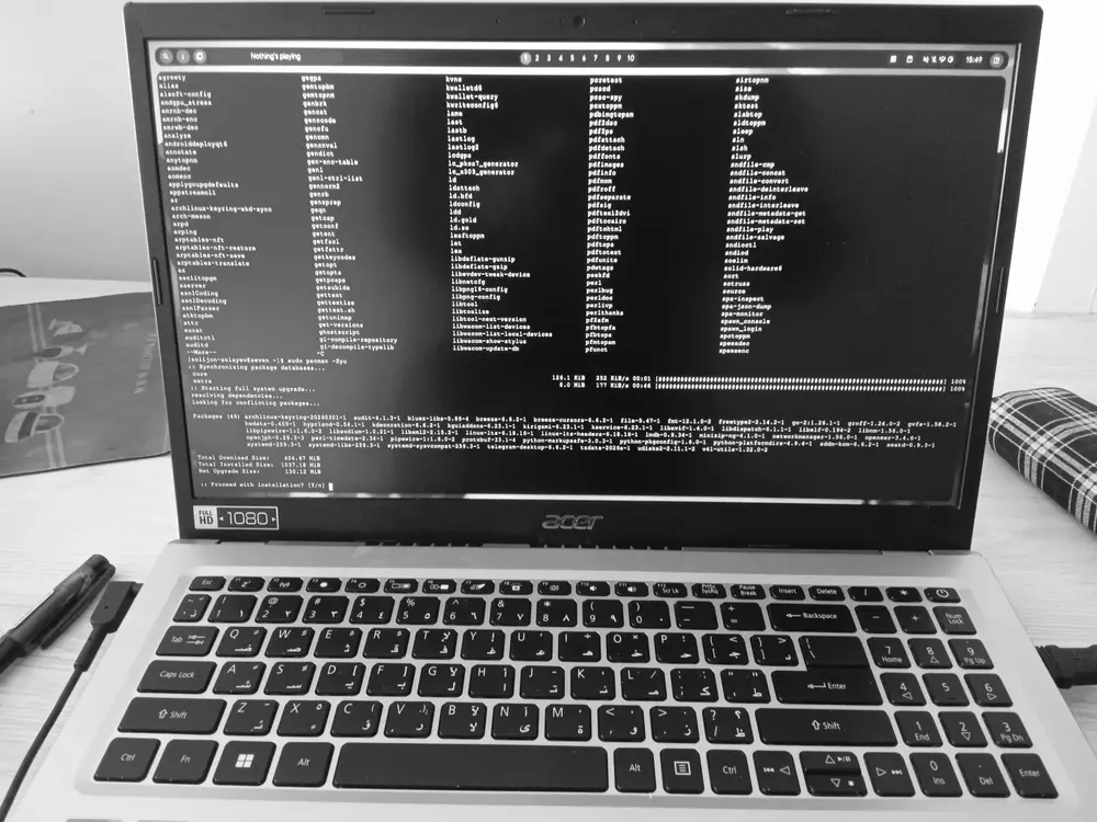 Actualización completa del sistema mediante pacman en un portátil con Arch Linux