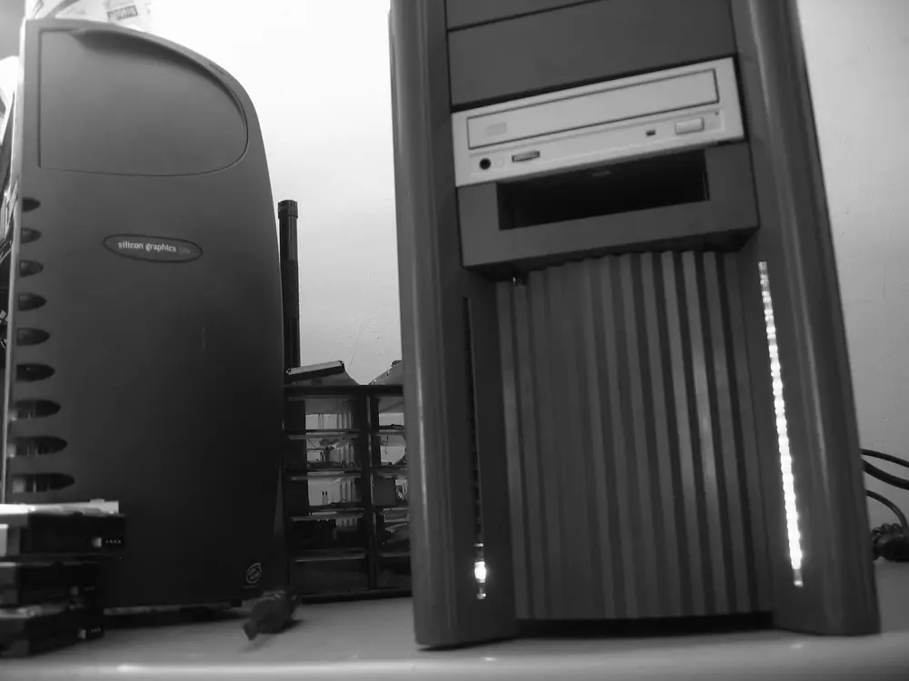 Tiras de luces LED del BeBox que muestran la actividad de cada CPU