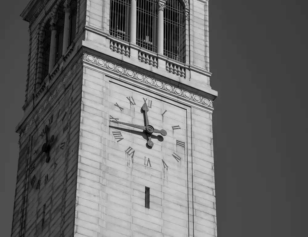 La torre Sather (el Campanile) en el campus de la Universidad de California en Berkeley, cuna de BSD