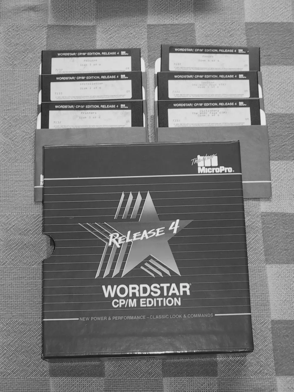 Disquetes de 5¼ pulgadas y embalaje de WordStar 4 para CP/M de 8 bits