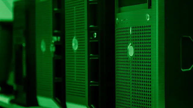 Sala de servidores en un centro de datos, infraestructura sobre la que corre Debian