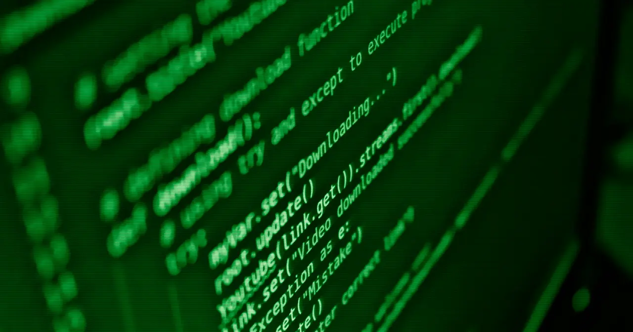 Pantalla con código fuente, evocando la compilación de software propia de Gentoo