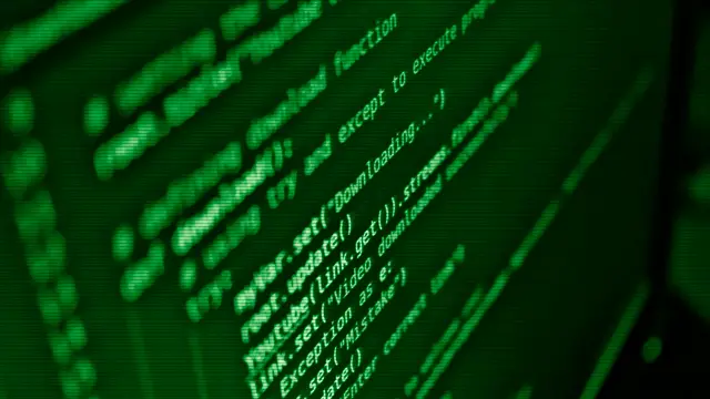 Pantalla con código fuente, evocando la compilación de software propia de Gentoo