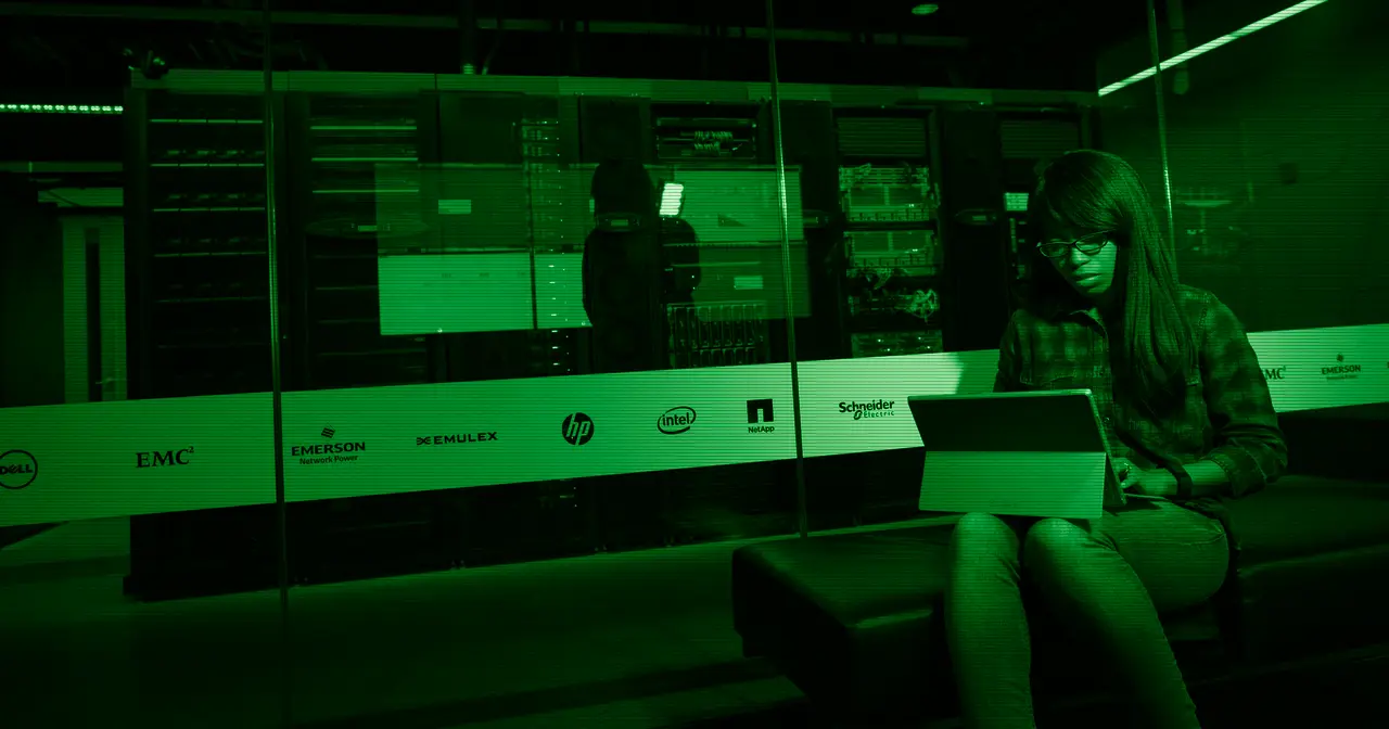 Sala de servidores con código en pantalla, evocando la infraestructura que hoy mueve Linux
