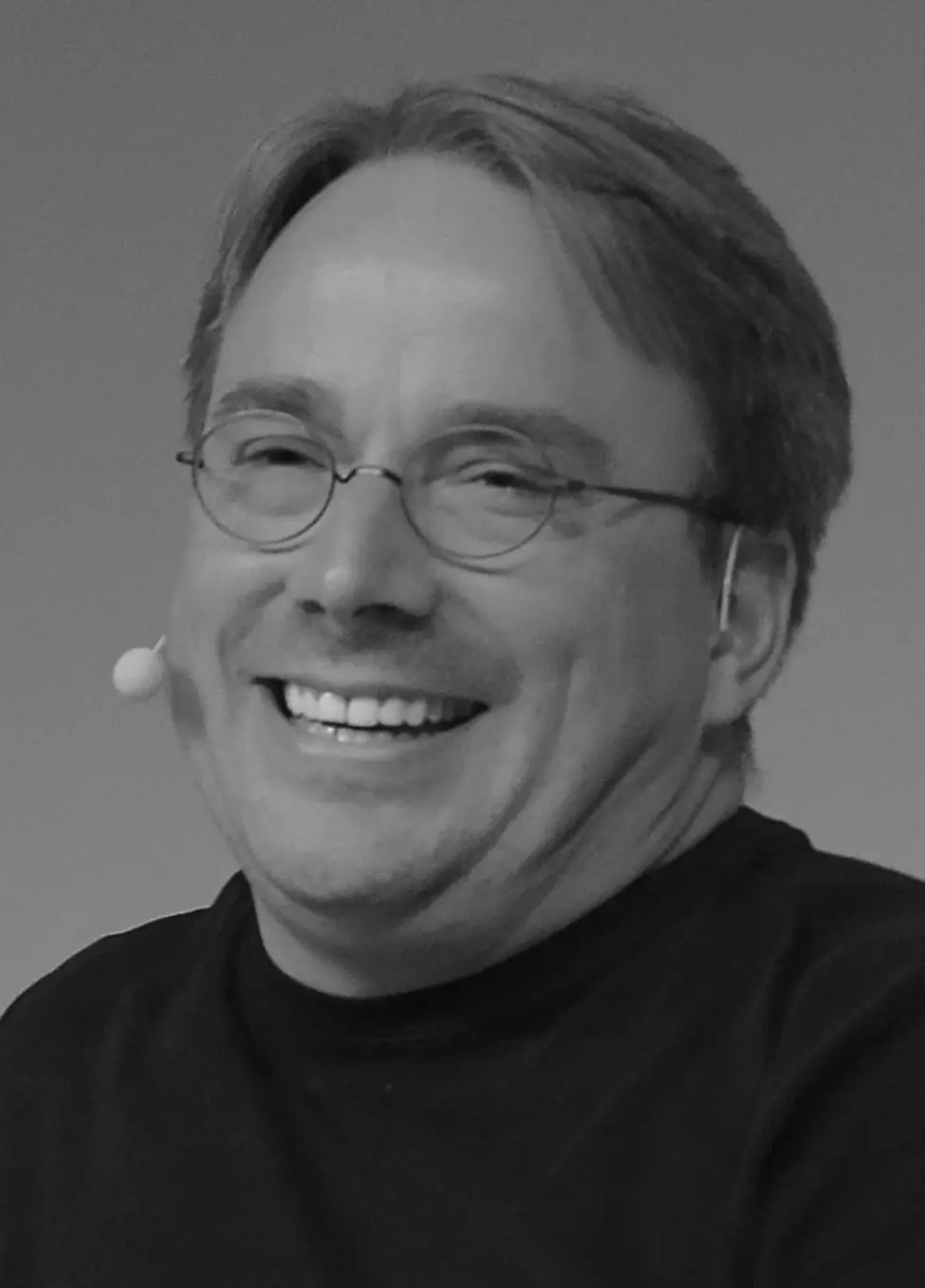 Retrato de Linus Torvalds, creador del kernel Linux, en una conferencia LinuxCon