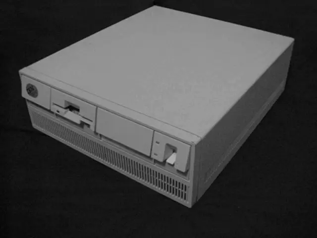 Vista frontal de un ordenador IBM PS/2 Modelo 70, la gama de hardware a la que se ató el primer OS/2