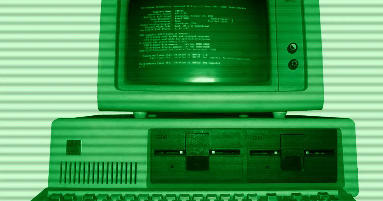 Ordenador IBM PC 5150 con teclado y monitor monocromo verde 5151, la máquina para la que se creó PC DOS
