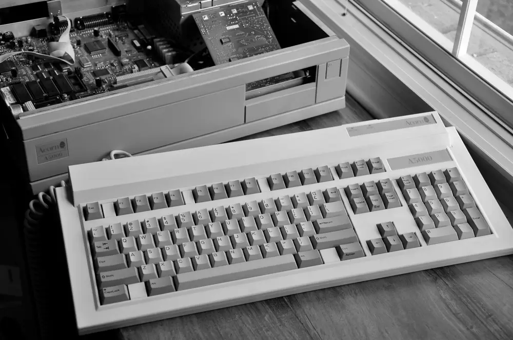 Interior de un Acorn Archimedes A5000 abierto, el equipo que estrenó RISC OS 3 en 1991