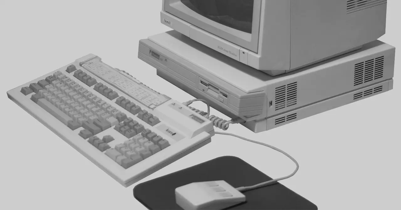 Ordenador Acorn Archimedes A410/1 con su monitor y ratón originales, la máquina para la que nació RISC OS