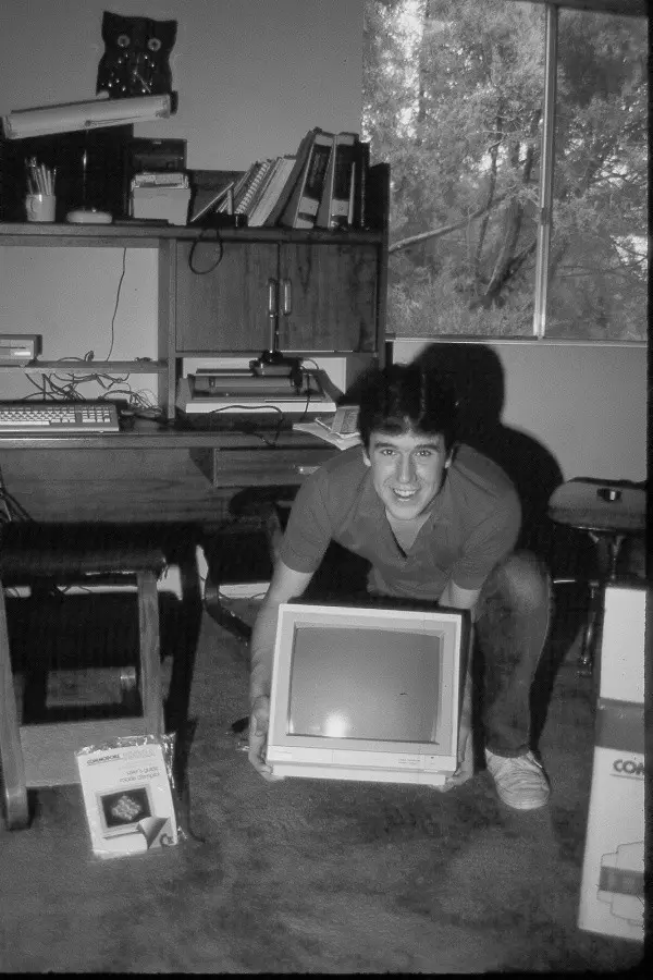 Fotografía del programador Terry A. Davis junto a un monitor Commodore 1902A