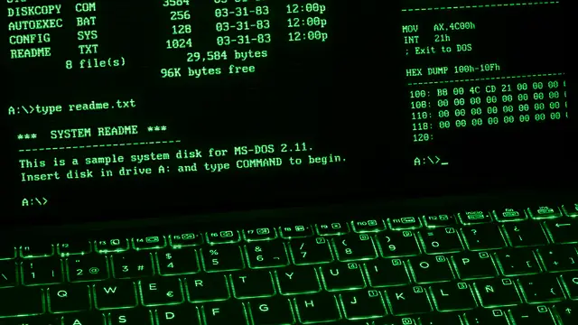 Terminal de ordenador antiguo de fósforo verde, evocando los inicios de UNIX