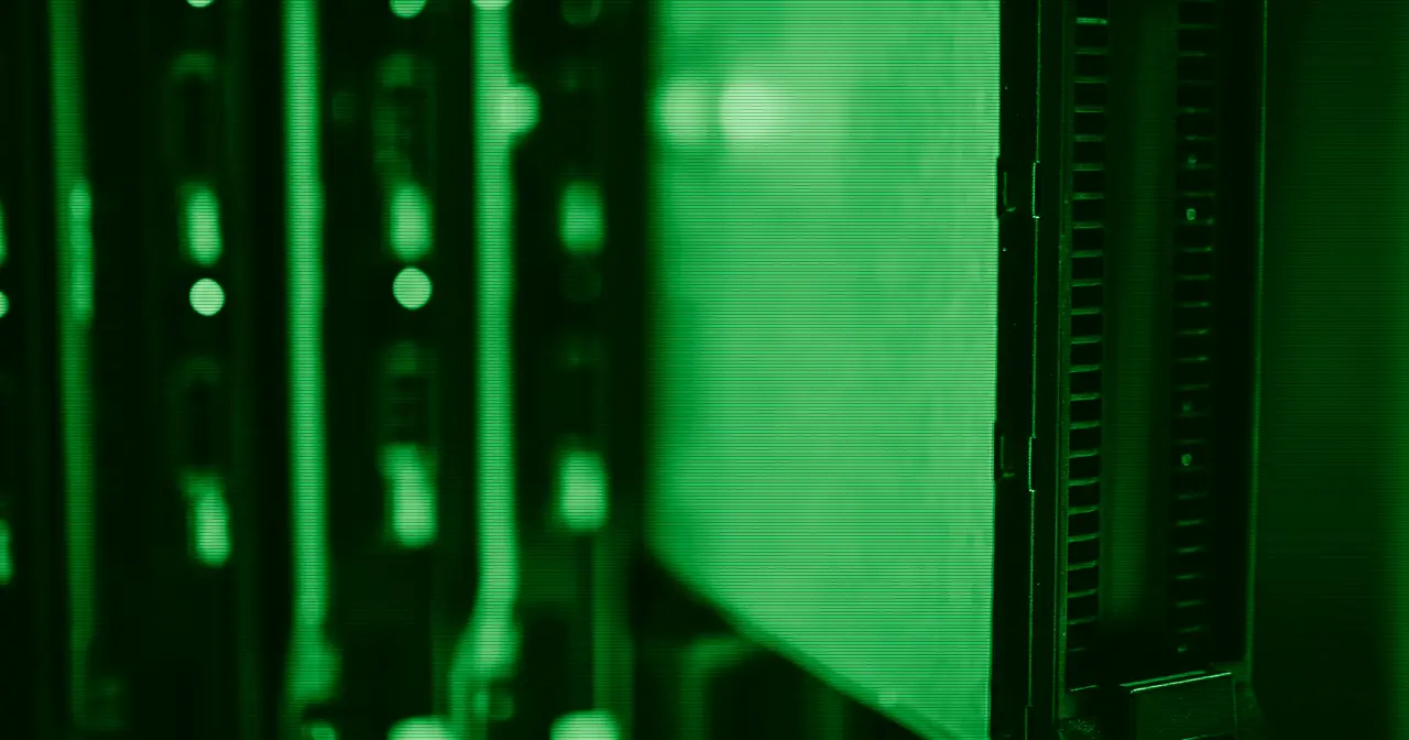 Servidores de un centro de datos donde Kubernetes orquesta contenedores Linux a escala