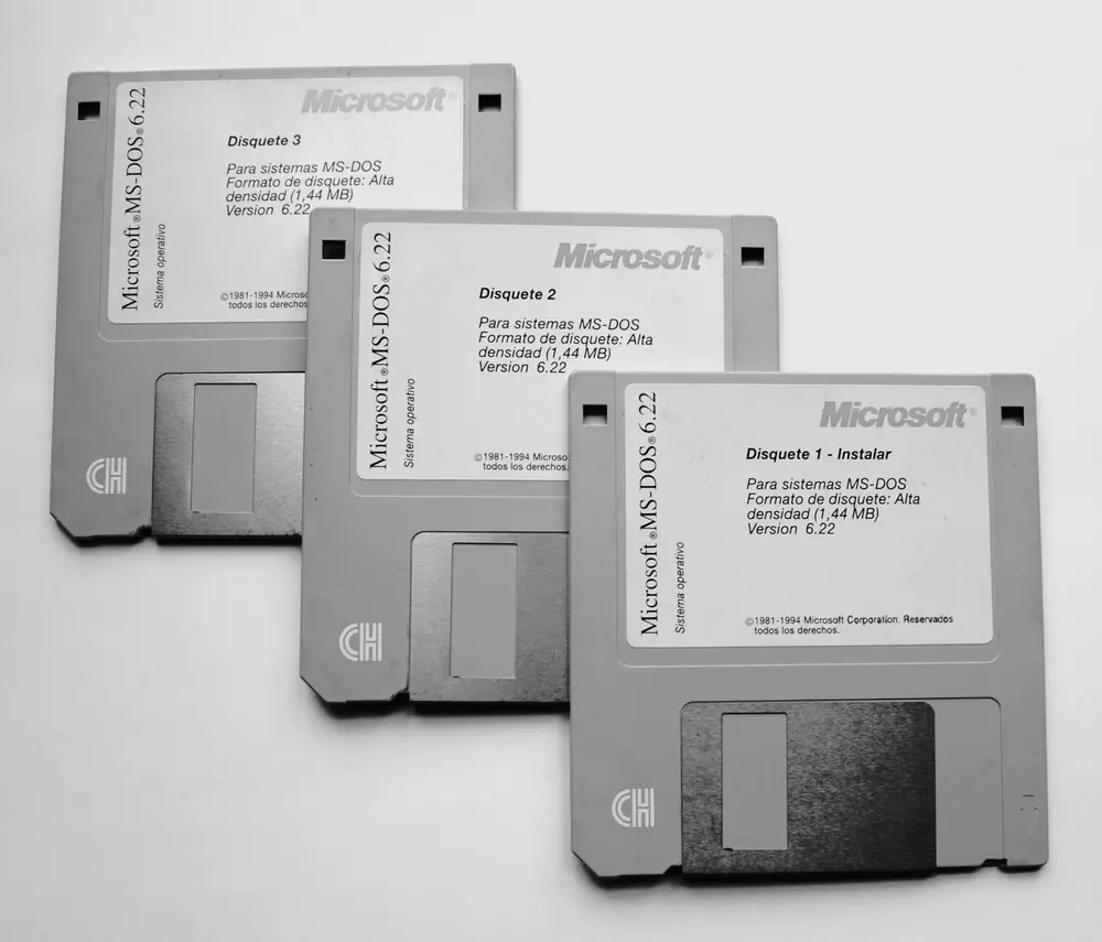 Tres disquetes de 3,5 pulgadas con la instalación de MS-DOS 6.22