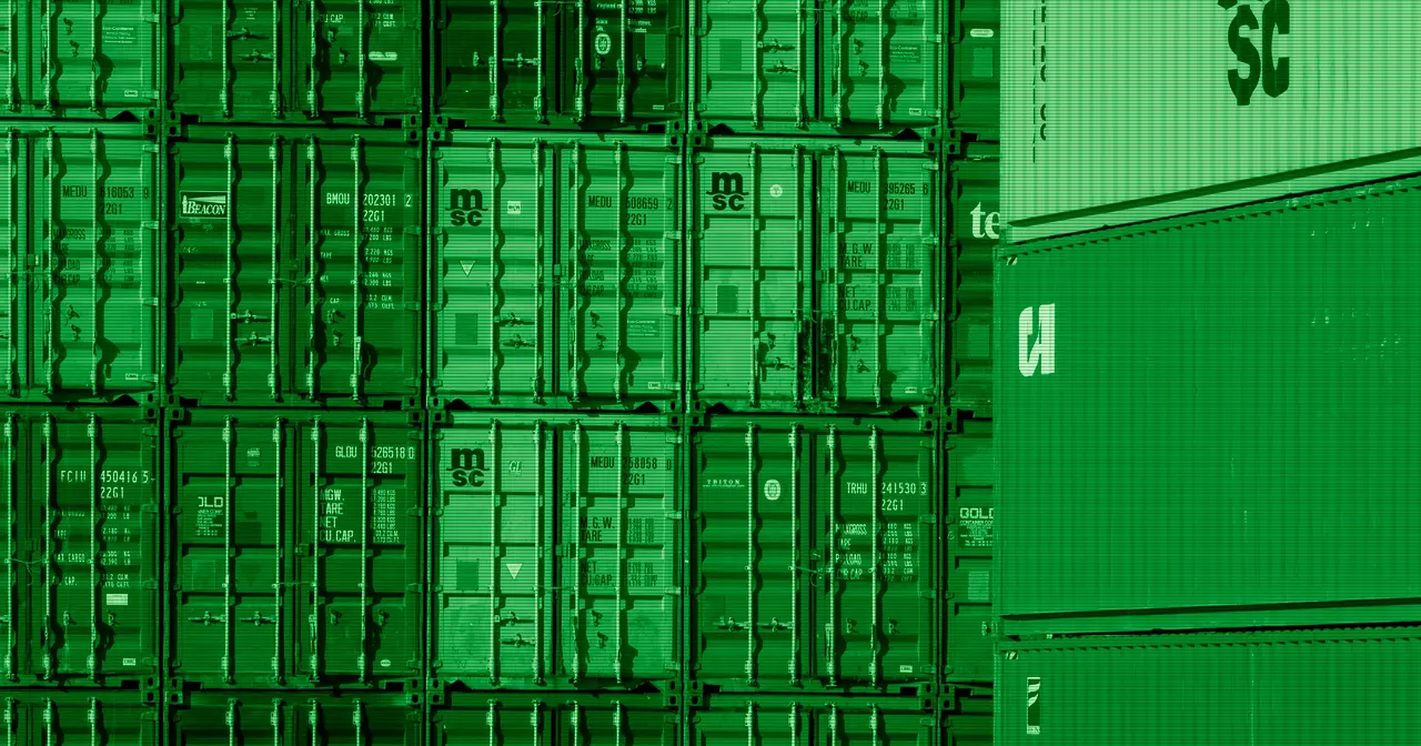 Contenedores de carga apilados en un puerto como metáfora de los contenedores de software