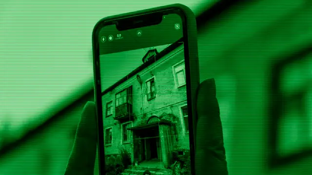 Mano sosteniendo un smartphone antiguo al que se le da una segunda vida