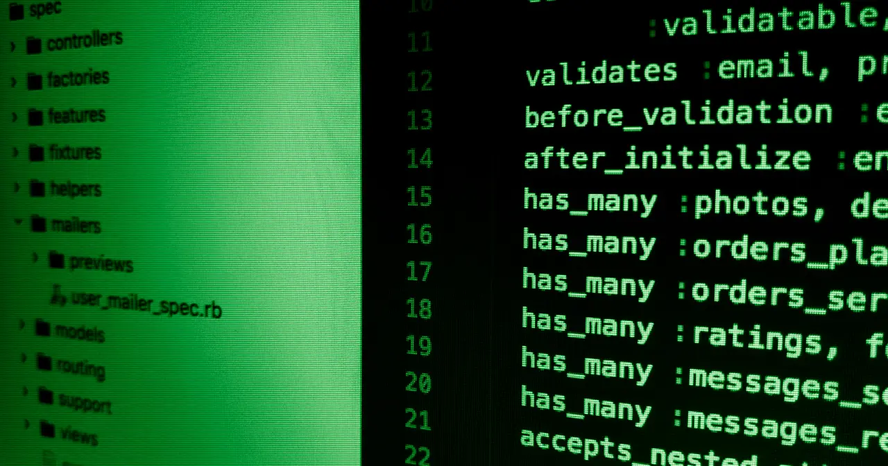 Concepto de software libre y código abierto en una pantalla de ordenador