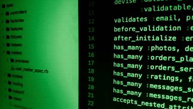 Concepto de software libre y código abierto en una pantalla de ordenador