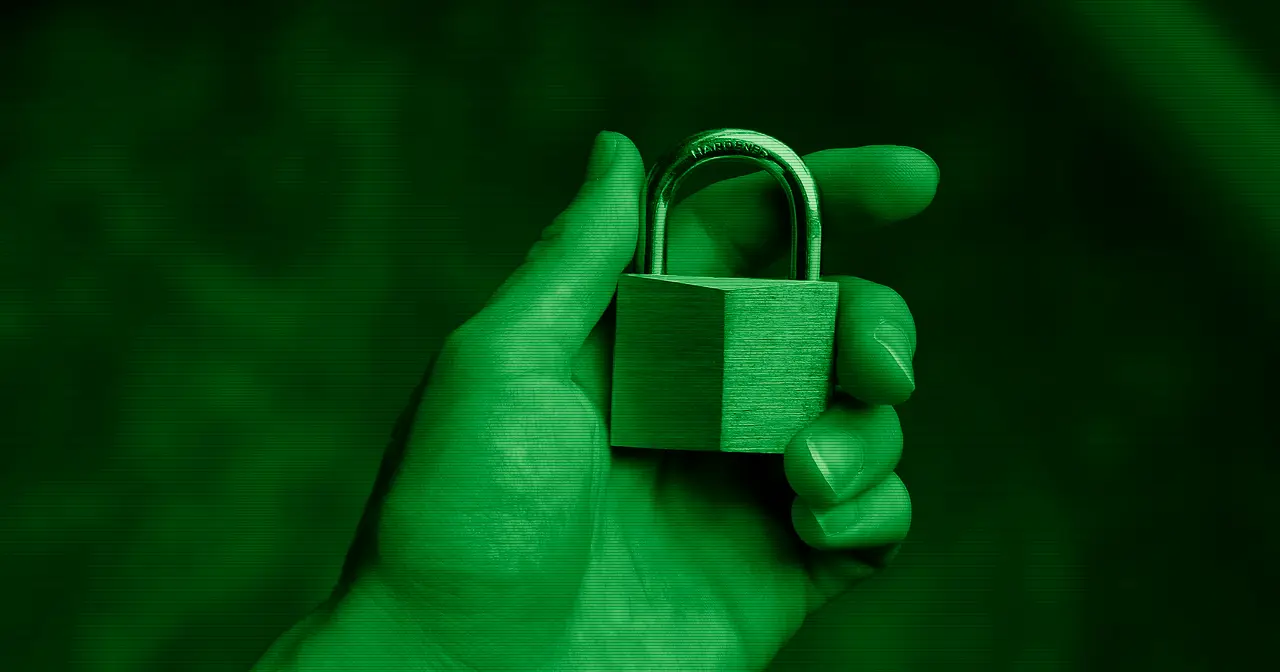 Concepto de seguridad informática con un candado digital, que representa el control de acceso en Linux