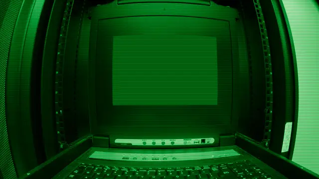 Terminal con código en pantalla evocando el proceso de arranque de un sistema Linux