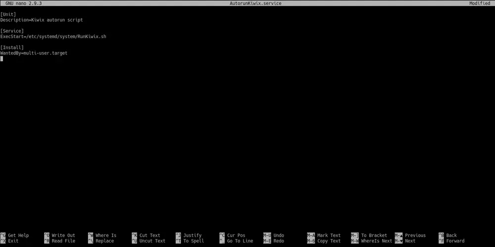 Terminal editando un archivo de unidad de servicio de systemd con nano para ser ejecutado por systemctl
