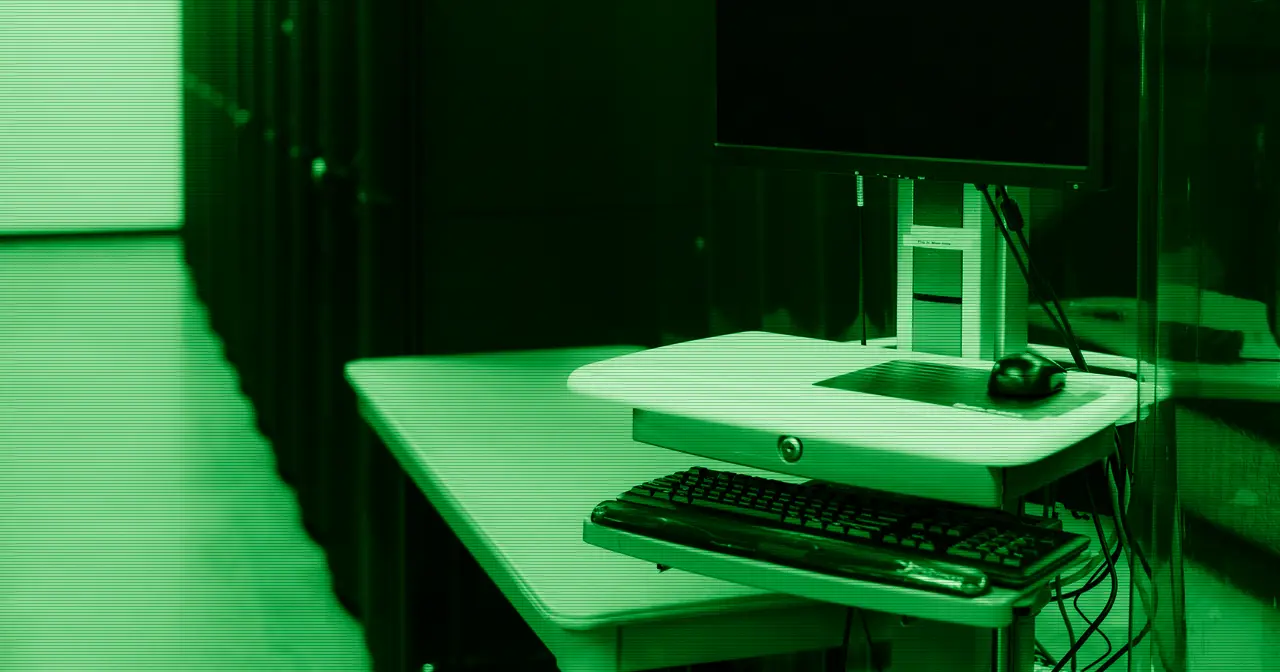 Sala de servidores y un equipo de escritorio que representan los usos de Ubuntu LTS