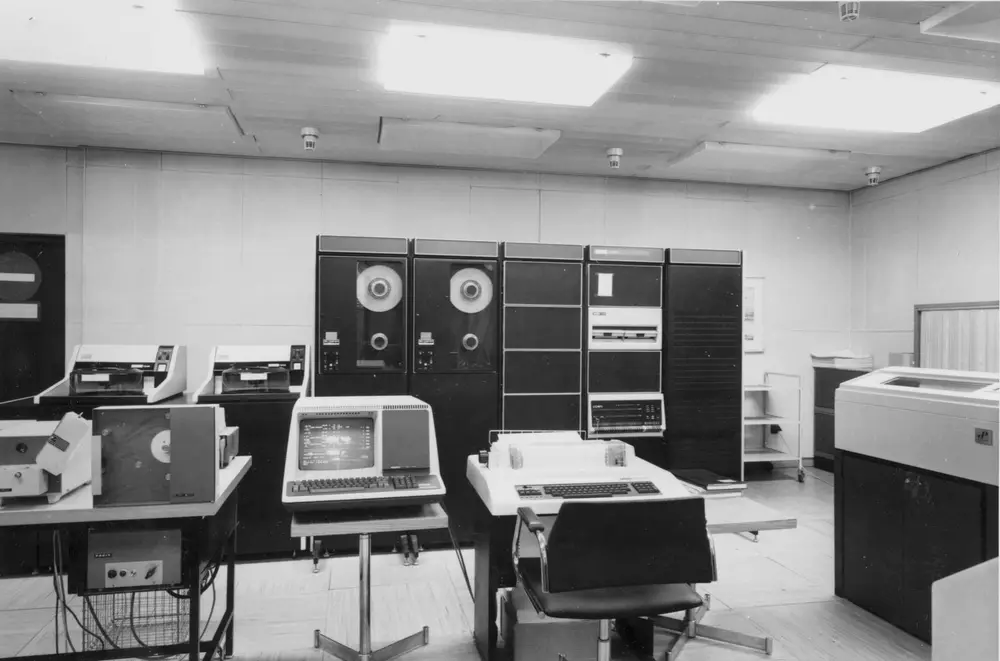 Sala de un miniordenador DEC PDP-11/70 con consola, unidades de cinta y de disco