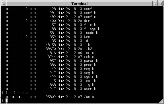 Terminal de Research Unix en un PDP-11 emulado mostrando los directorios de código de ken y dmr