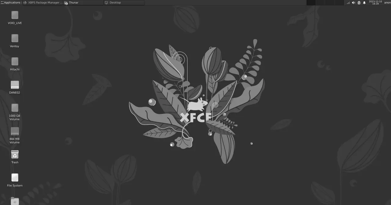 Escritorio Xfce de Void Linux con el fondo de pantalla alternativo